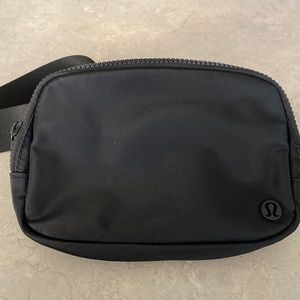Lululemon Everywhere Belt Bag (Black)